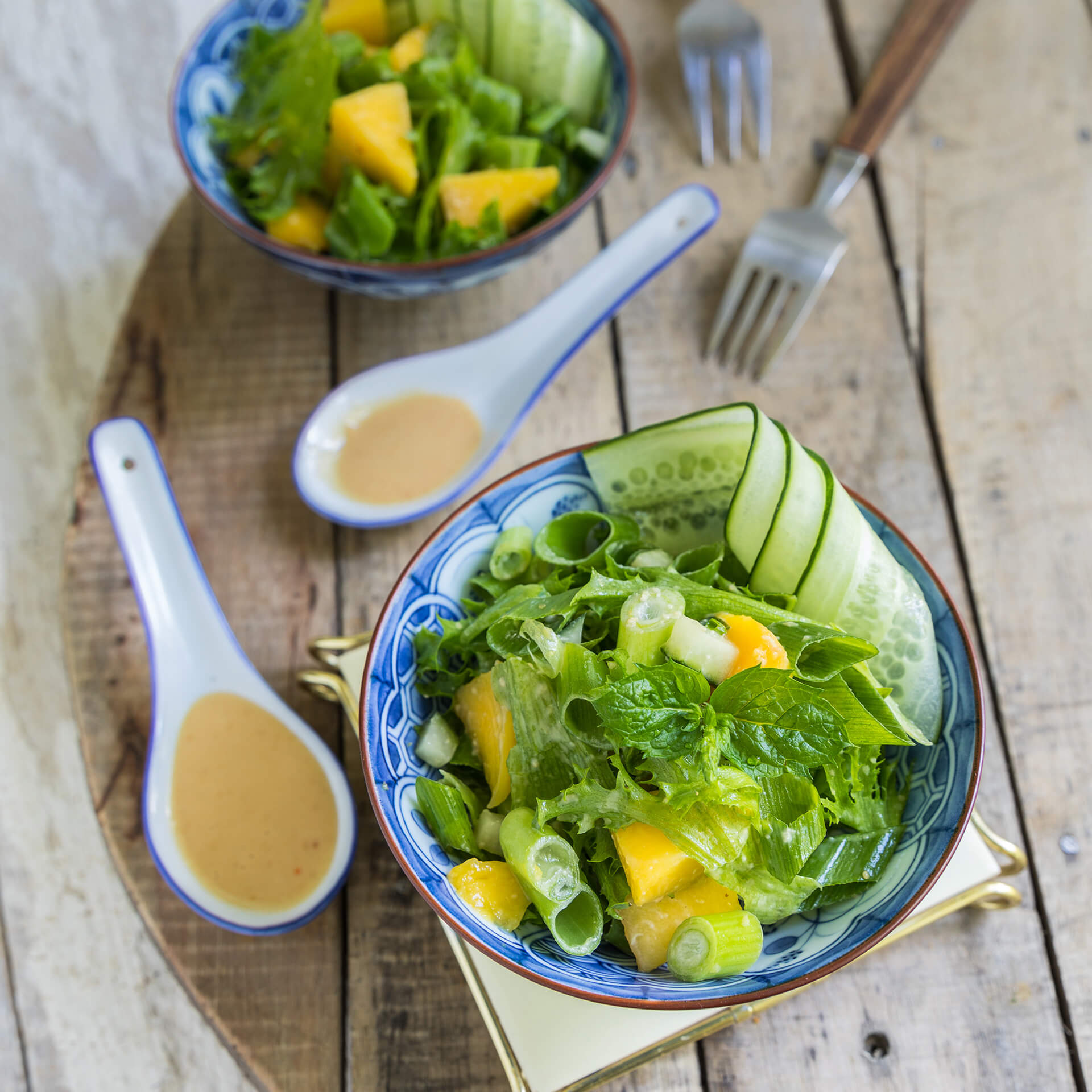 SteviaSweet | Crunchy mango salad with peanut dressing